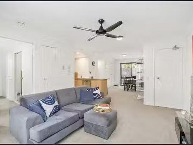 Deal! 4/32 Bath Street, Labrador, QLD 4215
