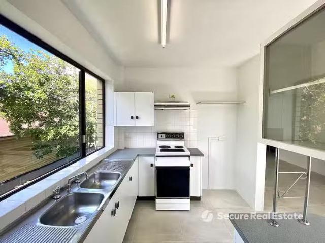 Just in! 4/40 Rossiter Parade, Hamilton, QLD 4007