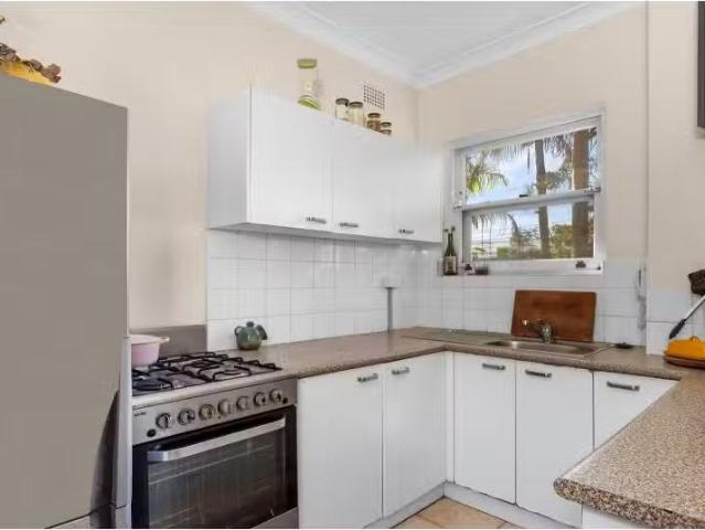 For Rent! 4/52 Lawrence Street, Freshwater Apartment for rent.