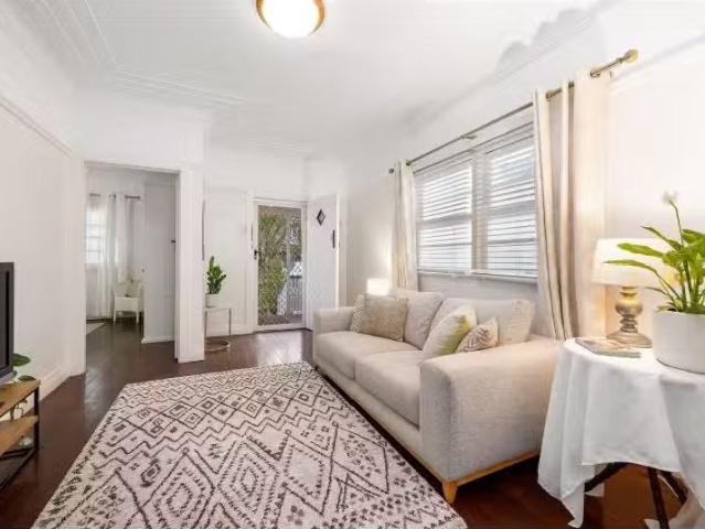 Cheap 48 Sinclair St, Kangaroo Point House for rent Listed by.