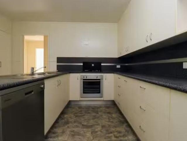 Charming 4 Urquhart Street, Soldiers Hill, QLD 4825
