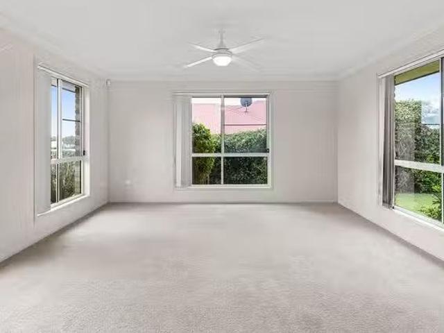 Rental! 4 Vanham Close, Middle Ridge, QLD 4350