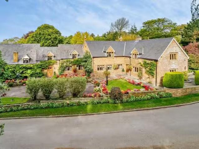 Rental! 4 BA 4 bedroom detached house for rent in Church End.
