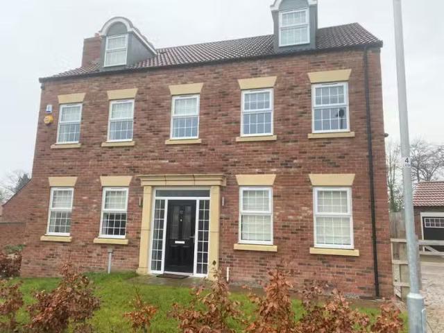Cozy 4 BA 6 bedroom detached house for rent in Lawnswood Cresc.