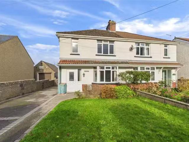 Cozy 4 bedroom semi detached house for rent in Broadway, Chilc.