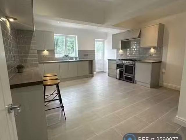 Nice 4 bedroom semi detached house for rent in Grange Road, Er.