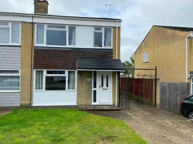 Rental! 4 bedroom semi detached house for rent in Denham Close.