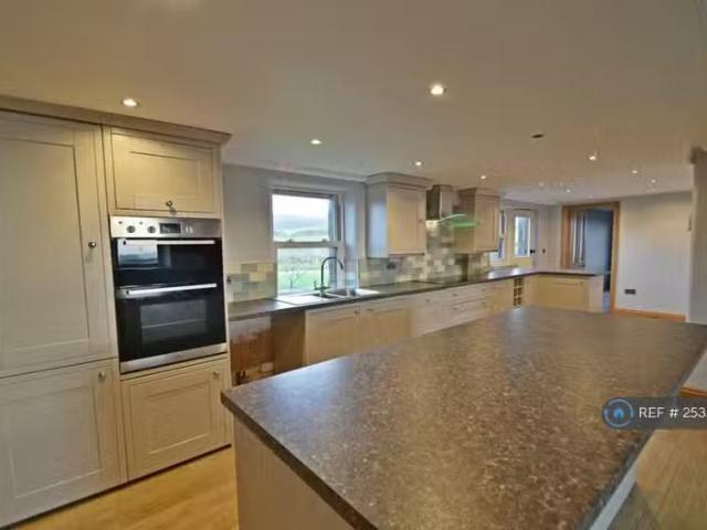 Unique 4 bedroom semi detached house for rent in Upwood Lane.