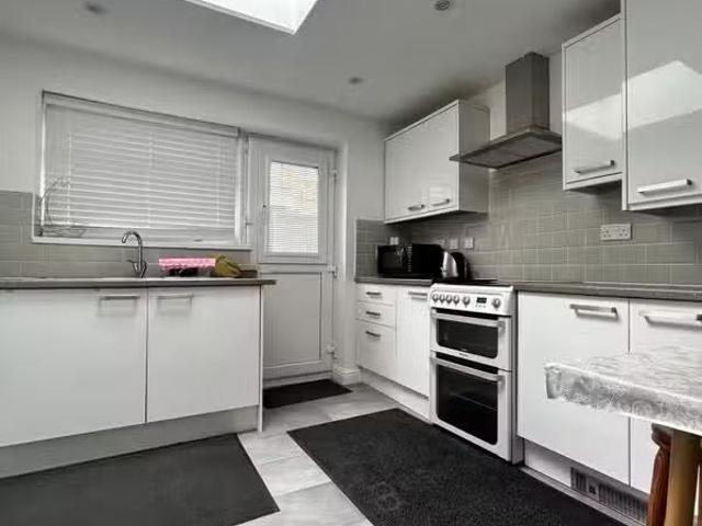 Rental! 4 bedroom terraced house for rent in Carlisle Terrace.
