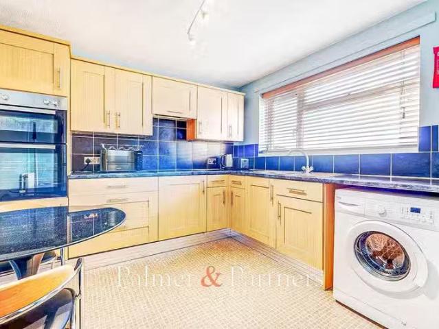 Deal! 4 bedroom terraced house for rent in Hamlet Drive, Colch.