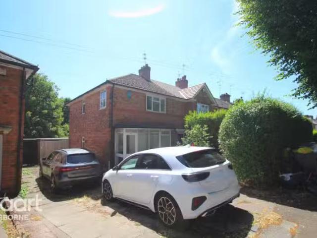 For Rent! 4 bedroom terraced house for rent in Poole Crescent.