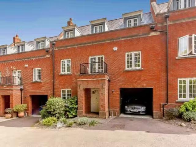 Charming 4 bedroom town house for rent in Osborne Heights, Bre.