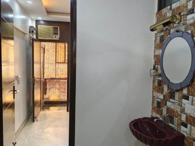 Rental | 4 BHK 1800 Sq.Ft. Apartment in Jal Vayu Vihar Noida