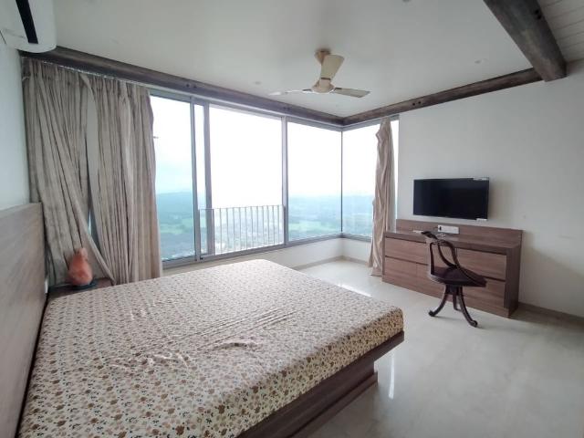 Rental | 4 BHK + 2053 Sq.Ft. Apartment in Oberoi Realty Esquire