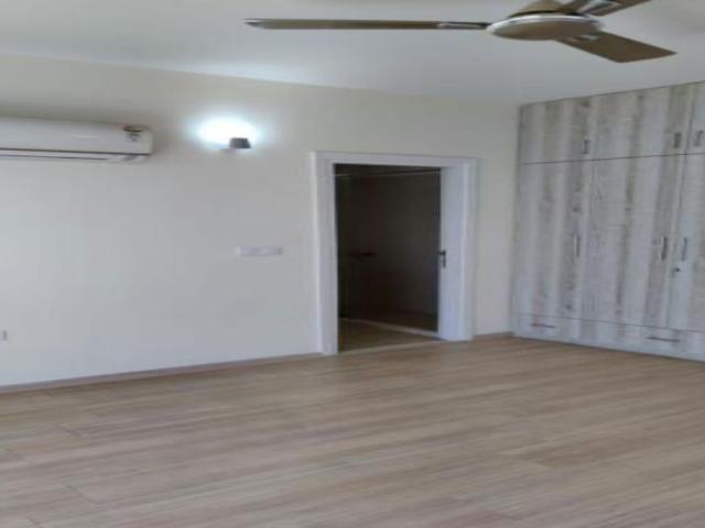 Rental | 4 BHK + 2215 Sq.Ft. Apartment in DLF Regal Gardens