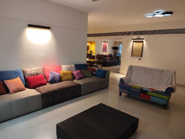 Rental | 4 BHK + 2400 Sq.Ft. Apartment in Water Front Apartment