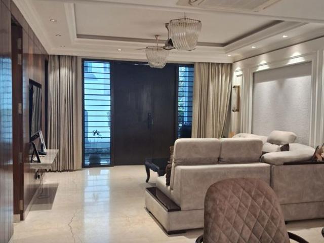 Rental | 4 BHK 2500 Sq.Ft. Apartment in Orchid Petals