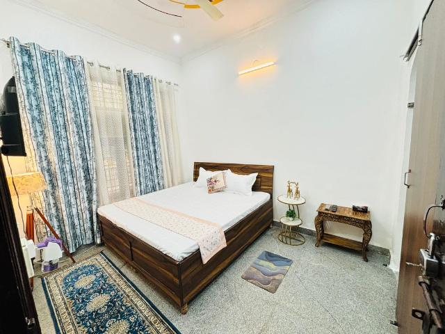 Rental | 4 BHK 300 Sq.Yd. Apartment in Saket