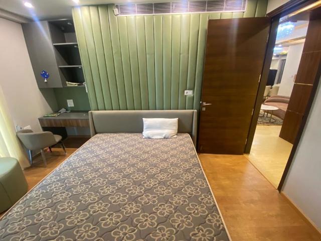Rental | 4 BHK + Servant Room,Extra Room 4425 Sq.Ft. Apartment in Mahagun Mezzaria