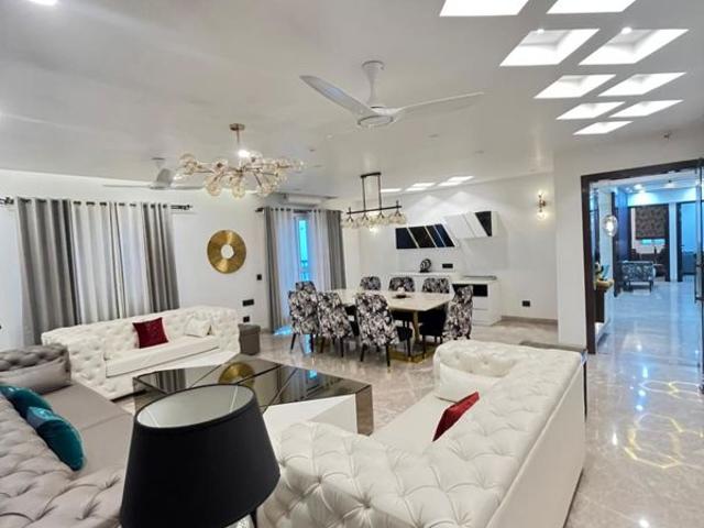Rental | 4 BHK + Servant Room,Extra Room 4720 Sq.Ft. Apartment in Gaurs Platinum Towers