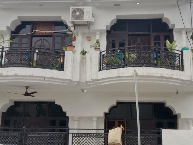 Rental | 4 BHK + Servant Room 162 Sq.Mt. Villa in RWA Apartments Sector 40