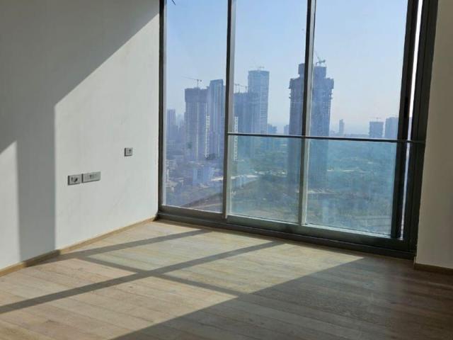 Rental | 4 BHK + Servant Room 2650 Sq.Ft. Apartment in Rustomjee Crown