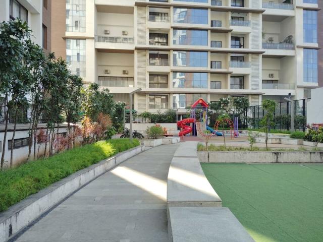 Rental | 4 BHK + Servant Room 2200 Sq.Ft. Apartment in Gera Isle Royale