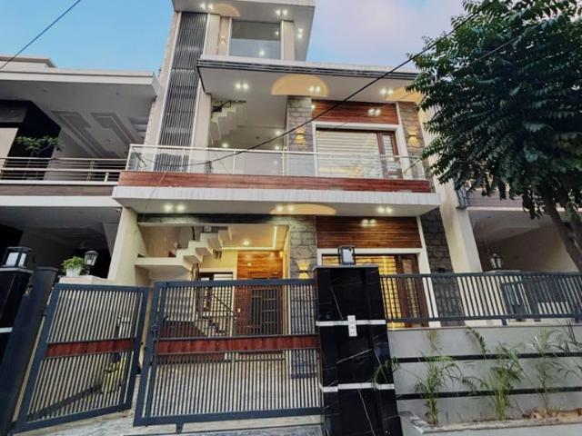 Rental | 4 BHK + Pooja Room,Servant Room,Study Room,Extra Room,Store Room 140 Sq.Yd. Independent House in Kharar Road
