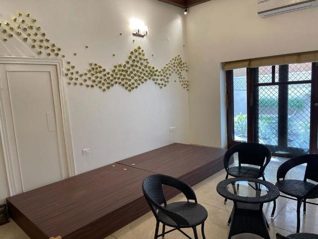 Rental | 4 BHK + Pooja Room,Servant Room,Study Room,Extra Room 270 Sq.Yd. Villa in Nizamuddin East