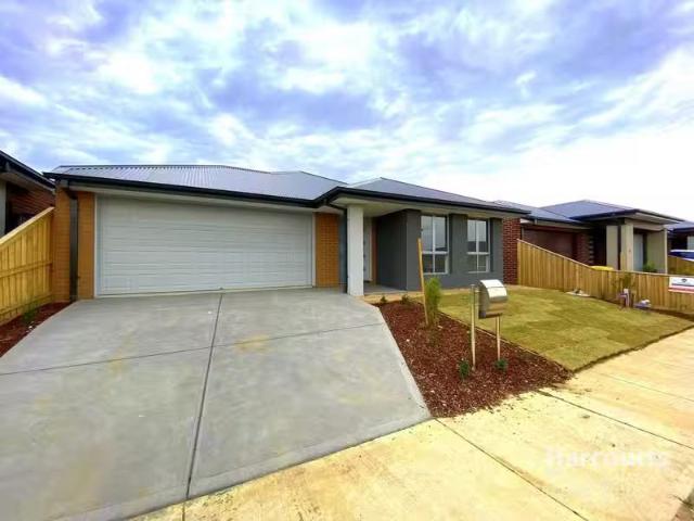 For Rent! 4 BR 41 Heron Drive, Mickleham, VIC 3064 House for.