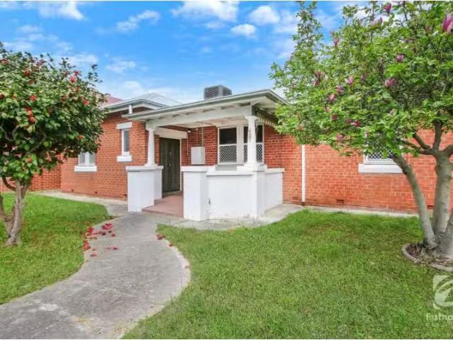 Charming 4 BR 437 Smollett Street, Albury House for rent List.