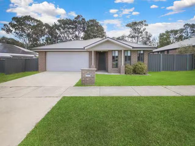 Rental! 4 BR 48 Riverboat Drive, Thurgoona, NSW 2640
