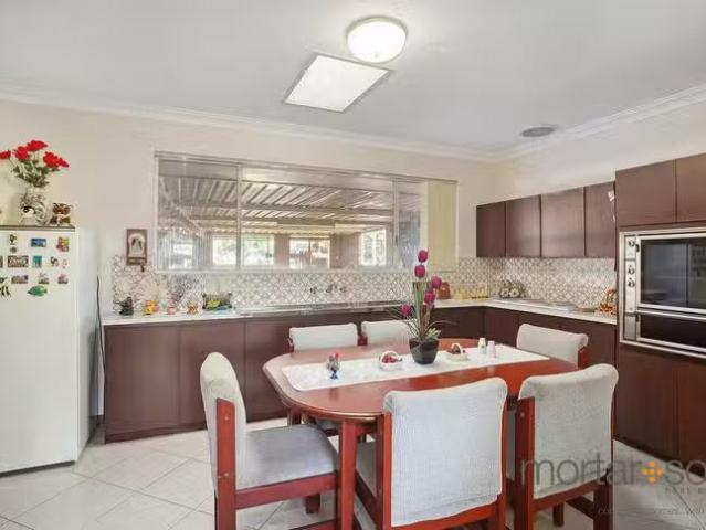 Nice 4 BR 4 Halkin Place, Hamilton Hill, WA 6163