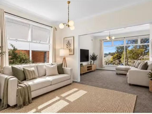 Cheap 4 BR 4 Smith Avenue, Allambie Heights House for rent Li.