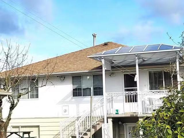 Unique 4 BR 59163879 2888 East 3rd Avenue