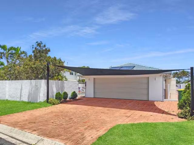 Charming 4 BR 5 Folkstone Place, RUNAWAY BAY, QLD 4216 House.