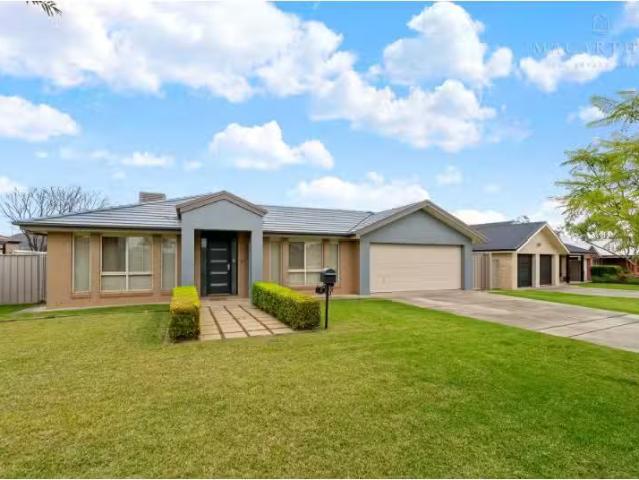 Just in! 4 BR 5 Yoogali Street, Glenfield Park House for rent.