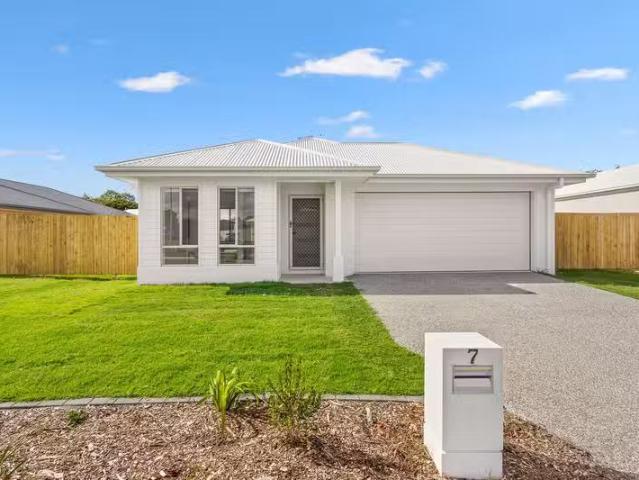 Cozy 4 BR 7 Meditation Court, BURRUM HEADS, QLD 4659 House f.