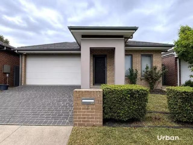 Cheap 4 BR 7 Darug Avenue, Glenmore Park House for rent Liste.