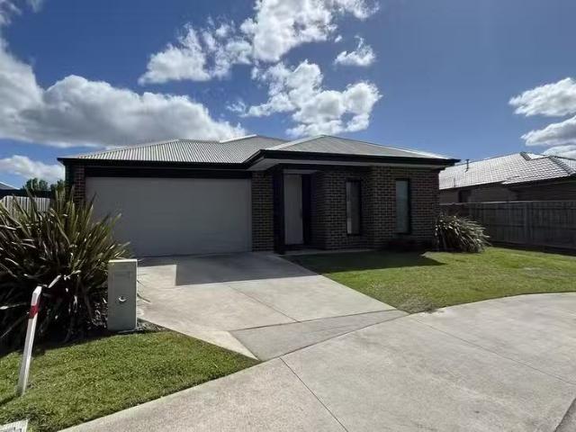 New 4 BR 83 Park Lane, Traralgon, VIC 3844