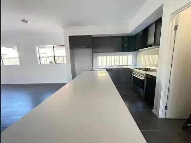 Deal! 4 BR 80 Eaglemont Drive, Strathtulloh, VIC 3338