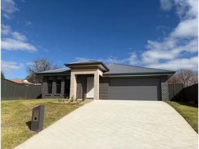Deal! 4 BR 8 Burdett Grove, Kelso House for rent Listed by Ch.