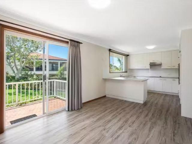 Unique 4 BR 8 Camilla Close, Port Macquarie House for rent Li.