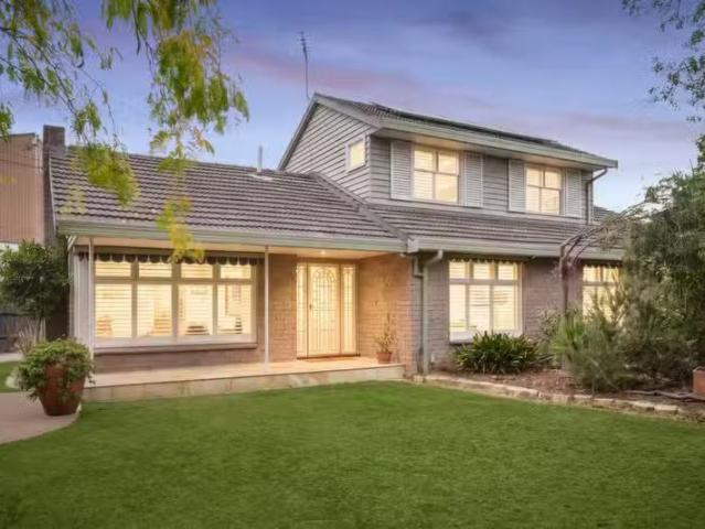 Charming 4 BR 8 Hampton Court, Glen Waverley VIC 3150 House.