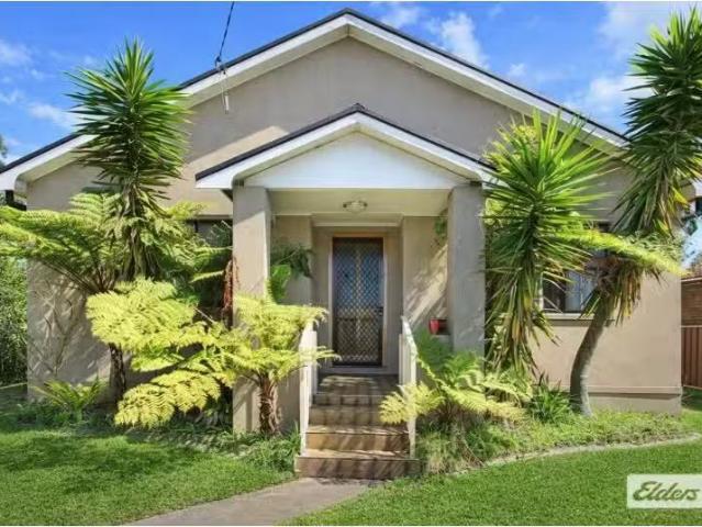 Cozy 4 BR 8 Porter Street, North Wollongong House for rent Li.