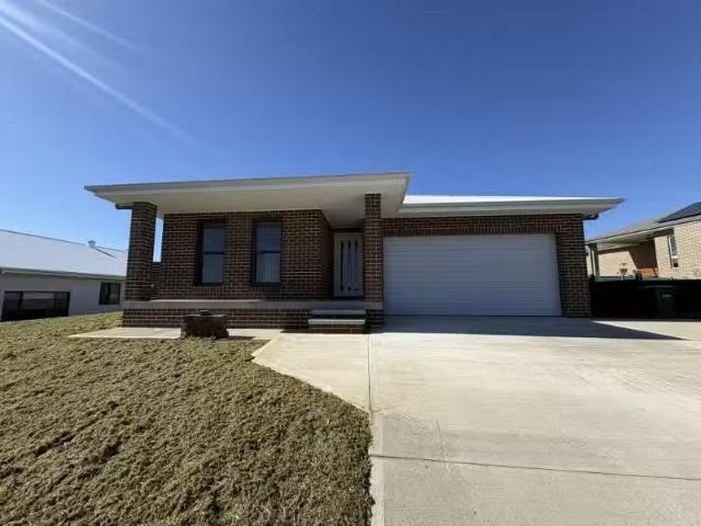Nice 4 BR 8 Sunline Street, MUSWELLBROOK House for rent Liste.