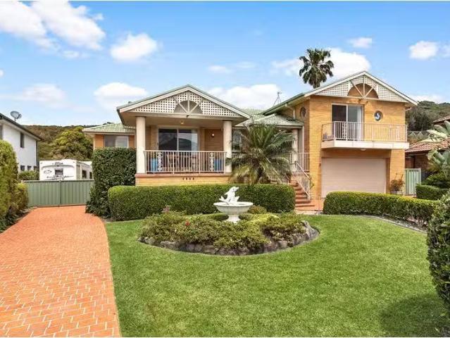 Unique 4 BR 8 Seacliff Place, Caves Beach House for rent List.