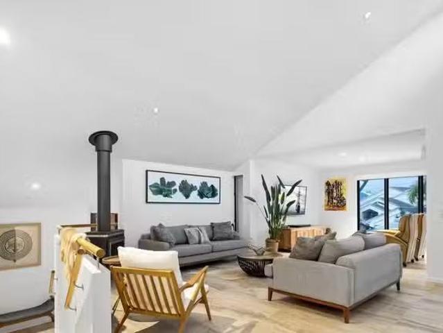 Unique 4 BR 8 Tangmere Court, NOOSA HEADS, QLD 4567 House fo.