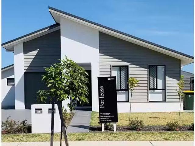Charming 4 BR 93 Norfolk Street, FERN BAY Townhouse for rent.