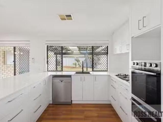 Nice 4 BR 9 Rockbank Place, Kiara, WA 6054